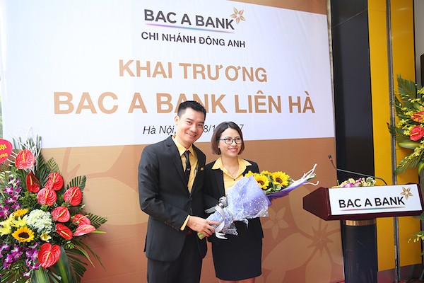 Ông Dương Ngọc Tuấn - Giám đốc BAC A BANK Chi nhánh Đông Anh tặng hoa chúc mừng Giám đốc Phòng Giao dịch Liên Hà - Dương Thị Minh Nguyên