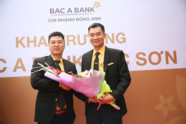 Ông Dương Ngọc Tuấn - Giám đốc BAC A BANK Chi nhánh Đông Anh tặng hoa chúc mừng Giám đốc Phòng Giao dịch Sóc Sơn - Nguyễn Thành Long