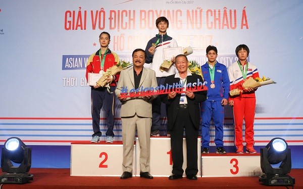 Ông Trần Quí Thanh - Tổng Giám đốc Tập đoàn Tân Hiệp Phát cùng lãnh đạo ASBC trao giải cho các võ sĩ tại Giải vô địch Boxing nữ châu Á 2017.