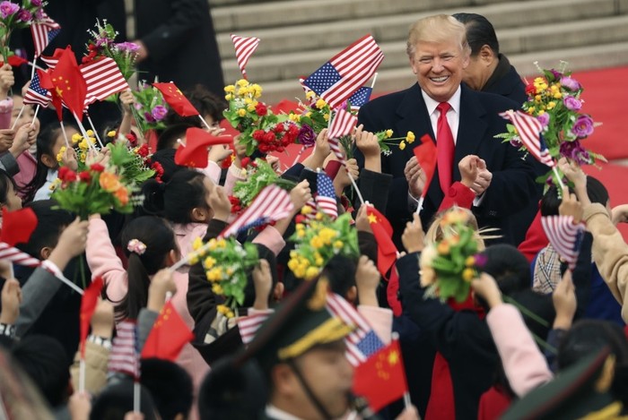 Người dân Trung Quốc chào đón nồng nhiệt khi Tổng thống Mỹ Donald Trump đến Bắc Kinh (Ảnh: CNN)