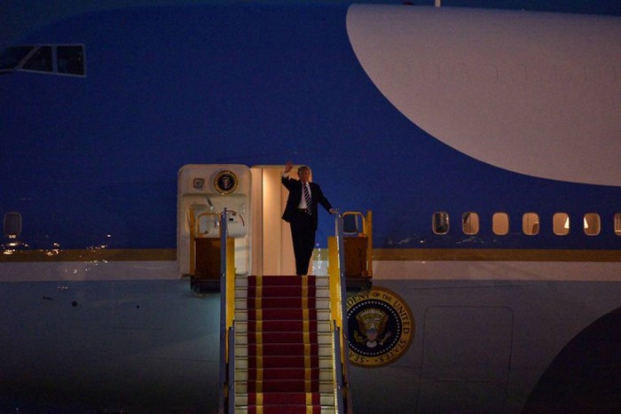Việt Nam là điểm đến đầu tiên của Tổng thống Donald Trump tại khu vực Đông Nam Á. Trong ảnh: Tổng thống Trump bước ra từ máy bay.