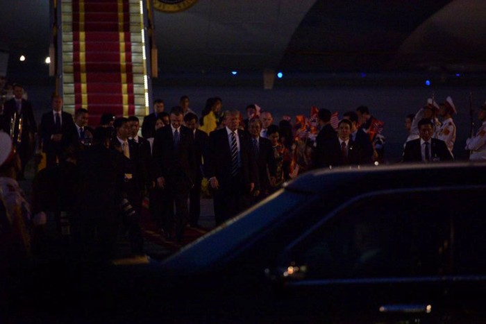 Trước khi ra Hà Nội thăm cấp Nhà nước tới Việt Nam theo lời mời của Chủ tịch nước Trần Đại Quang, Tổng thống Mỹ Donald Trump đã tới Đà Nẵng tham dự Tuần lễ Cấp cao APEC. Trong ảnh, Tổng thống Mỹ Donald Trump tại sân bay quốc tế Nội Bài chiều tối 11/11.