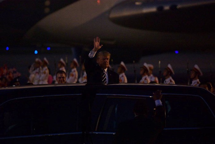 Tổng thống Mỹ Donald Trump tham dự Hội nghị cấp cao Lãnh đạo Doanh nghiệp APEC và có bài phát biểu quan trọng làm rõ thông điệp chính trong chuyến đi Châu Á của nhà lãnh đạo Mỹ về &quot;Ấn Độ - Thái Bình Dương tự do và mở&quot;. Trong ảnh, Tổng thống Mỹ Donald Trump vẫy tay chào trước khi lên ô tô về khách sạn.