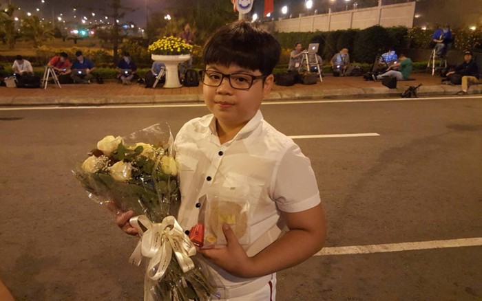 Em bé Việt Nam được Tổng thống Mỹ Donald Trump tặng hoa tại sân bay quốc tế Nội Bài.