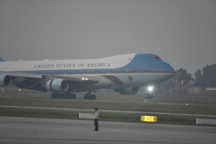 Khoảng 17h chiều 11/11, chuyên cơ Air Force One chở Tổng thống Hoa Kỳ đã đáp xuống sân bay quốc tế Nội Bài.