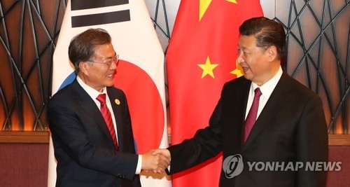 Tổng thống Hàn Quốc Moon Jae-in và Chủ tịch Trung Quốc Tập Cận Bình (Ảnh:Yonhap)