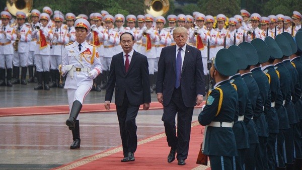 Chủ tịch nước Trần Đại Quang và Tổng thống Donald Trump duyệt đội danh dự.