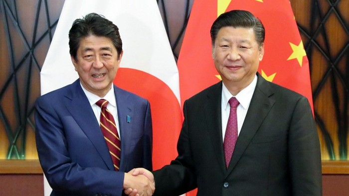 Thủ tướng Nhật Bản Shinzo Abe và Chủ tịch Trung Quốc Tập Cận Bình (Ảnh: Reuters)