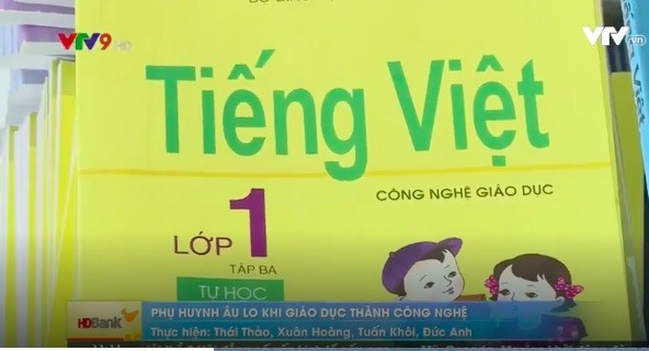 Sách Tiếng Việt 1 Công nghệ giáo dục đang gây ra nhiều tranh luận trong dư luận xã hội. (Ảnh cắt từ clip trên vtv.vn)