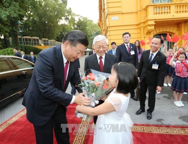Thiếu nhi Thủ đô tặng hoa chào mừng Tổng Bí thư, Chủ tịch Trung Quốc Tập Cận Bình. Ảnh: Trí Dũng/TTXVN