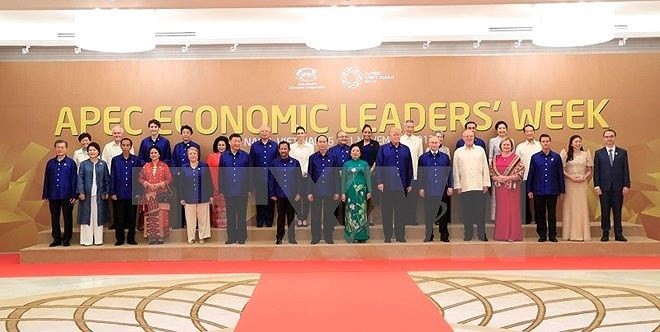 Chủ tịch nước Trần Đại Quang và Phu nhân chụp ảnh chung với Lãnh đạo các nền kinh tế thành viên APEC và Phu nhân. (Ảnh:TTXVN)