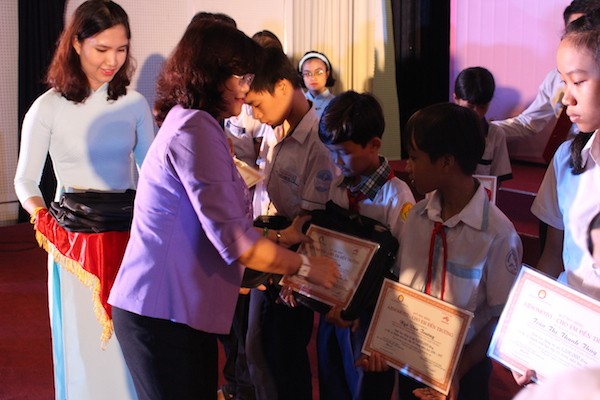 Bà Nguyễn Hòa Hiệp – Phó Chủ tịch Uỷ ban nhân dân tỉnh Đồng Nai trao học bổng cho các em học sinh.