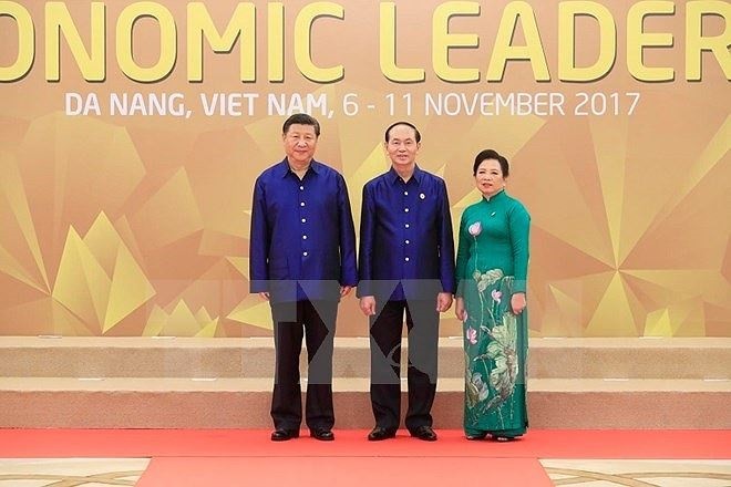 Chủ tịch nước Trần Đại Quang và Phu nhân tiếp đón Chủ tịch Trung Quốc Tập Cận Bình. (Ảnh: TTXVN)