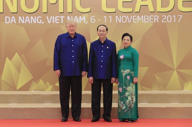 Chủ tịch nước Trần Đại Quang cùng phu nhân tiếp đón Tổng thống Mỹ Donald Trump. (Ảnh: TTXVN)