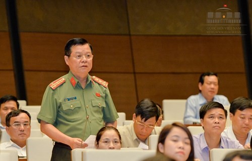 Đại biểu Đào Thanh Hải tranh luận với Đại biểu Dương Trung Quốc về vụ việc xảy ra tại xã Đồng Tâm trong phiên họp sáng 7/11/2017. (Ảnh: quochoi.vn)