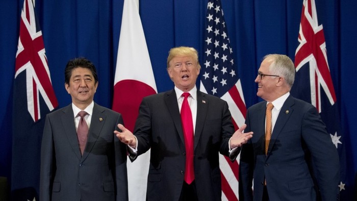 Thủ tướng Nhật Bản Shinzo Abe, Tổng thống Mỹ Donald Trump và Thủ tướng Úc Malcolm Turnbull (Ảnh: CNN)