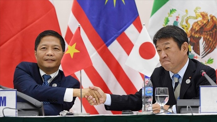 Bộ trưởng Kinh tế Nhật Toshimitsu Motegi và Bộ trưởng Công thương Việt Nam Trần Tuấn Anh thông báo kết quả đàm phán TPP-11 (Ảnh: Reuters)