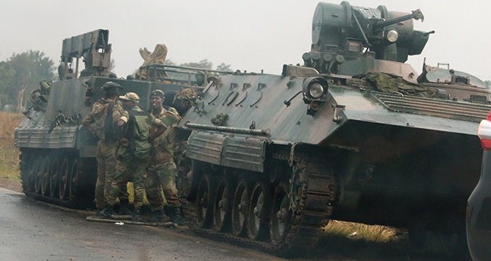 Quân đội Zimbabwe chốt chặn tại các ngả đường ở thủ đô Harare của Zimbabwe (Ảnh: Reuters)