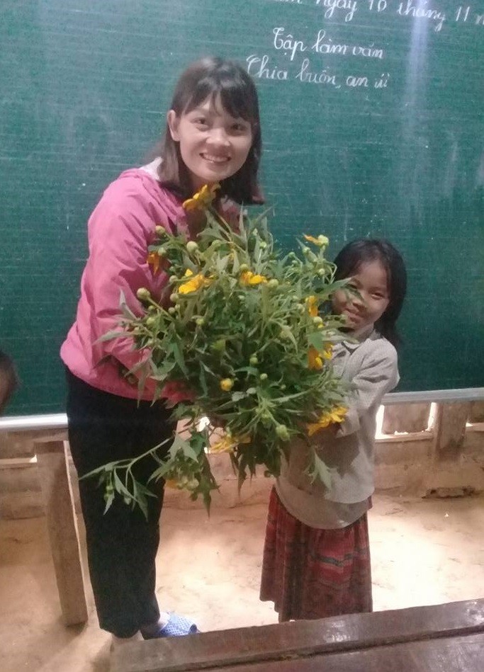 Học trò tặng hoa cô giáo nhân ngày Nhà giáo Việt Nam.