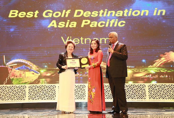 Thứ trưởng Bộ Văn hóa, Thể thao và Du lịch Trịnh Thị Thủy (đứng giữa) cùng bà Nguyễn Thị Nga (trái), nhận giải thưởng từ Ban tổ chức