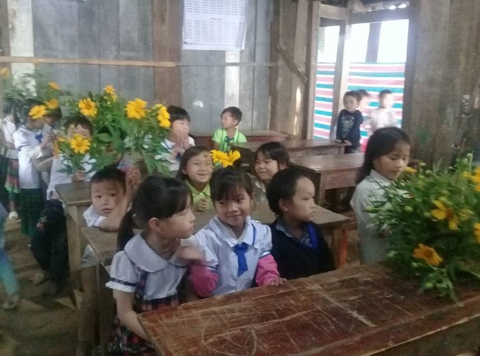Mỗi em một bông hoa tươi thắm háo hức tặng cô giáo