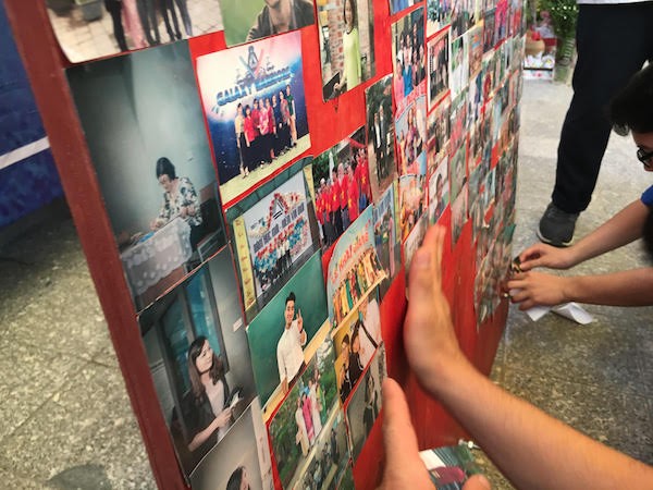 Các em học sinh trong trường cùng ghép lên bức tranh kỉ niệm về các thầy cô giáo