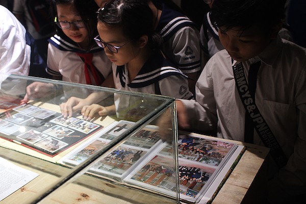 Học sinh Trường Lương Thế Vinh tham quan triển lãm &quot;Dấu ấn&quot; tri ân thầy Văn Như Cương.