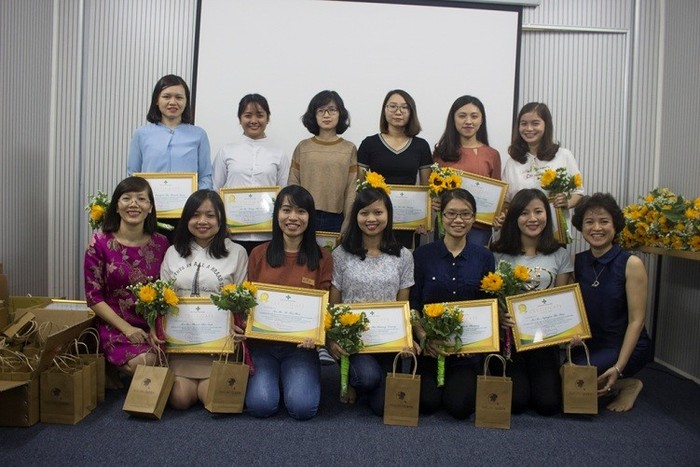 Lãnh đạo công ty trao hoa, quà và chứng nhận cho các học viên