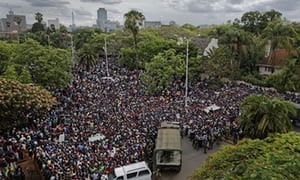 Người dân Zimbabwe xuống đường tuần hành đòi ông Mugabe từ chức (Ảnh: AP)