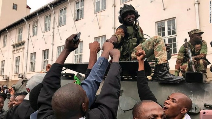Người dân Zimbabwe ủng hộ hành động chính biến của quân đội (Ảnh: CNN)