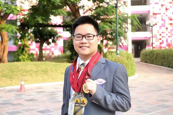 Nguyễn Anh Trung đã giành 9 huy chương ở nhiều nội dung thi và lọt Top 17 học sinh xuất sắc nhất nhóm môn xã hội