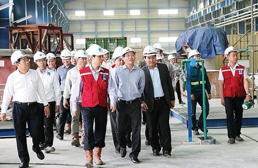 Đoàn công tác của PVN tham quan khu vực tuốc bin Nhà máy Nhiệt điện Thái Bình 2