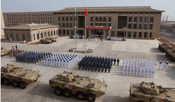 Binh sĩ Trung Quốc đang tiến hành lễ thượng cờ tại căn cứ quân sự ở Djibouti (Ảnh: Reuters)