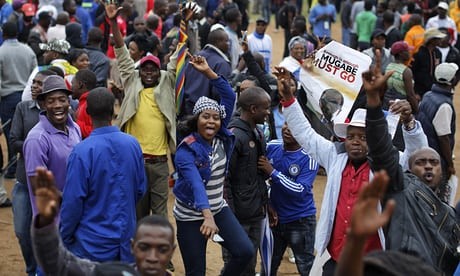 Người dân Zimbabwe đổ ra đường ăn mừng khi “đế chế” Mugabe sụp đổ (Ảnh: CNN)