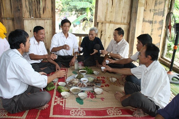 Hát mời rượu là nét tinh tế trong văn hóa ứng xử của dân tộc Thái ở Yên Bái. (Ảnh: Nguyễn Nhật Thanh)