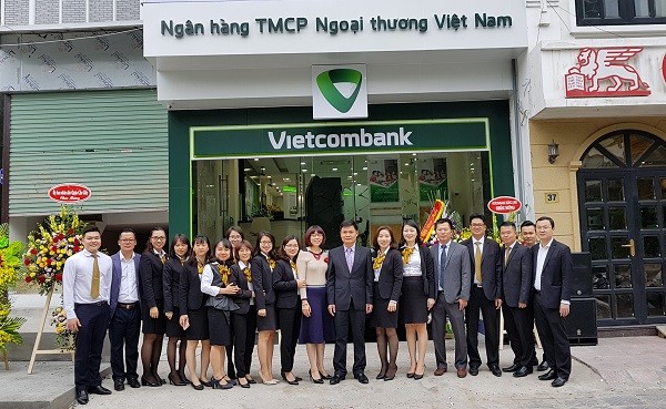 Ban Giám đốc Vietcombank Thăng Long cùng lãnh đạo, cán bộ nhân viênPhòng giao dịch Nguyễn Văn Huyên trong ngày khai trương.