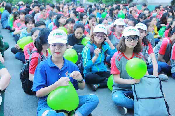 Đông đảo sinh viên Trường Đại học Công nghiệp Thành phố Hồ Chí Minh tham gia chương trình “Ngày Đi bộ vì Môi trường”