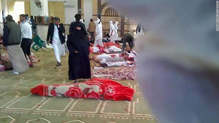 Các nạn nhân trong nhà thờ Hồi giáo ở Sinai (Ảnh: CNN)