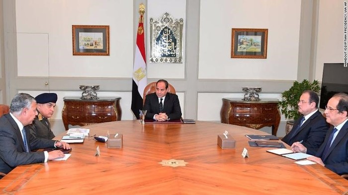 Tổng thống Ai Cập Abdel Fattah el-Sisi đang tiến hành cuộc họp với các quan chức an ninh sau vụ khủng bố (Ảnh: AP)