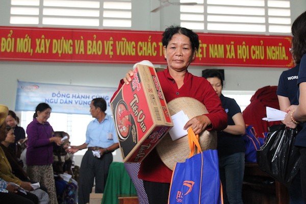Đại diện Công ty Cổ phần Hàng Tiêu Dùng Masan đã đến thăm và tặng quà cho các hộ chăn nuôi và các hộ dân bị thiệt hại nặng do cơn bão số 12 (bão Damrey) tại tỉnh Khánh Hòa.