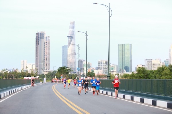 Các vận động viên chạy qua những cung đường đẹp nhất của Thành phố Hồ Chí Minh.