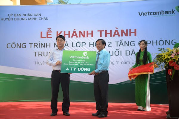Chủ tịch Hội đồng Quản trị Vietcombank - ông Nghiêm Xuân Thành trao biểu trưng tài trợ