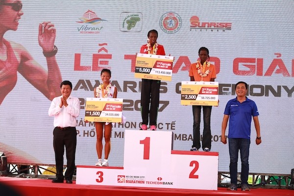 Nữ vận động viên Nguyễn Linh Chi của Việt Nam đạt thành tích đáng nể ở cự ly marathon chuyên nghiệp 42 km.