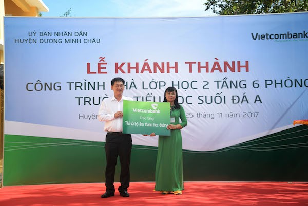 Ông Võ Văn Sự – Giám đốc Vietcombank Tây Ninh trao tặng tượng trưng tivi và bộ phát âm học đường cho thầy và trò Trường Tiểu học Suối Đá A.
