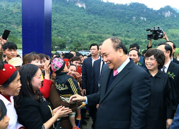 Thủ tướng thăm hỏi người dân trong vùng Dự án chăn nuôi bò sữa và chế biến sữa công nghệ cao Hà Giang.