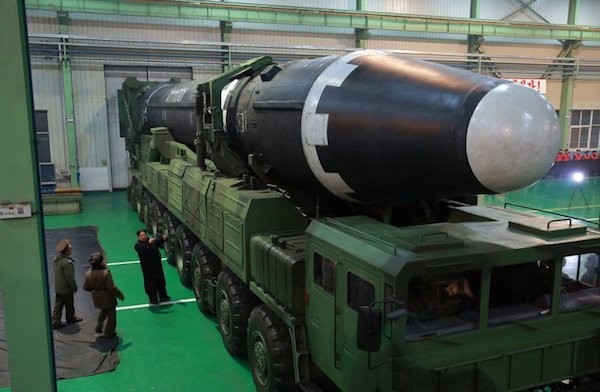 Nhà lãnh đạo Triều Tiên Kim Jong-un thị sát tên lửa Hawsong-15 trước khi di chuyển ra bãi thử (Ảnh: AP)