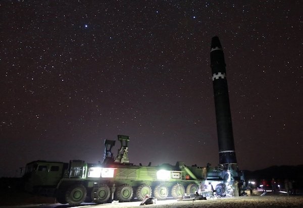 Tên lửa Hawsong-15 bắt đầu rời bệ phóng (Ảnh: AP)