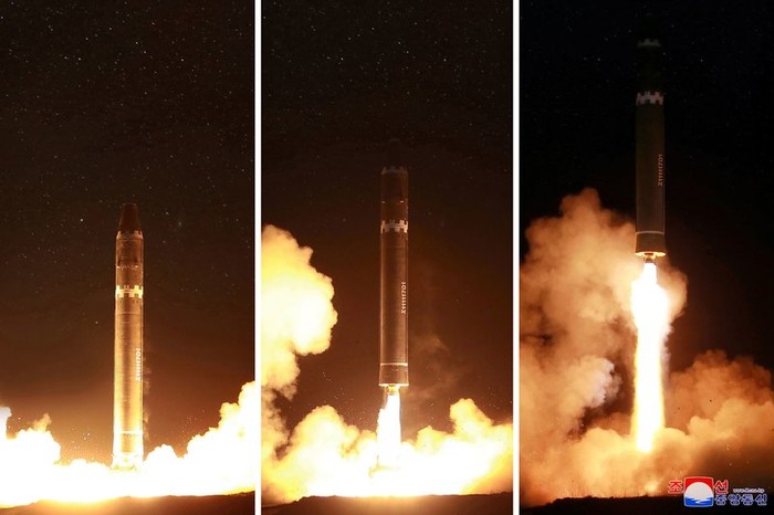 Tên lửa Hawsong-15 đang phóng lên trong vụ thử nghiệm (Ảnh: AP)