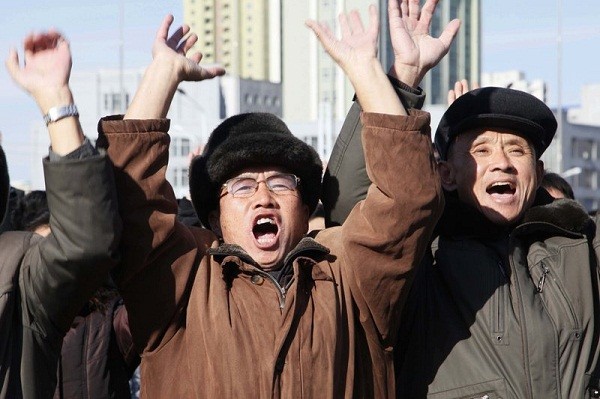 Người dân Triều Tiên ăn mừng sau vụ thử tên lửa Hwasong-15 (Ảnh: AP)