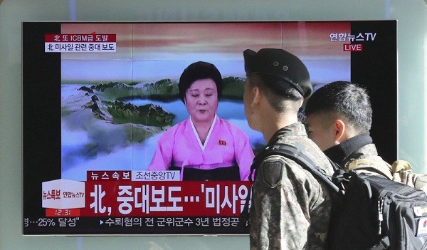 Phát ngôn viên hãng thông tấn Trung ương Triều Tiên lên tiếng về thành công của vụ thử tên lửa Hwasong-15 (Ảnh: AP)